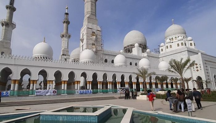 Masjid Raya Sheikh Zayed, Hadiah Presiden Uni Emirat Arab untuk Jokowi