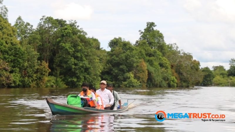 Petugas medis menggunakan Perahu menyusuri sungai Rungan, Palangka Raya, Kalimantan Tengah. Rabu (16/11/2022). Megatrust/Day