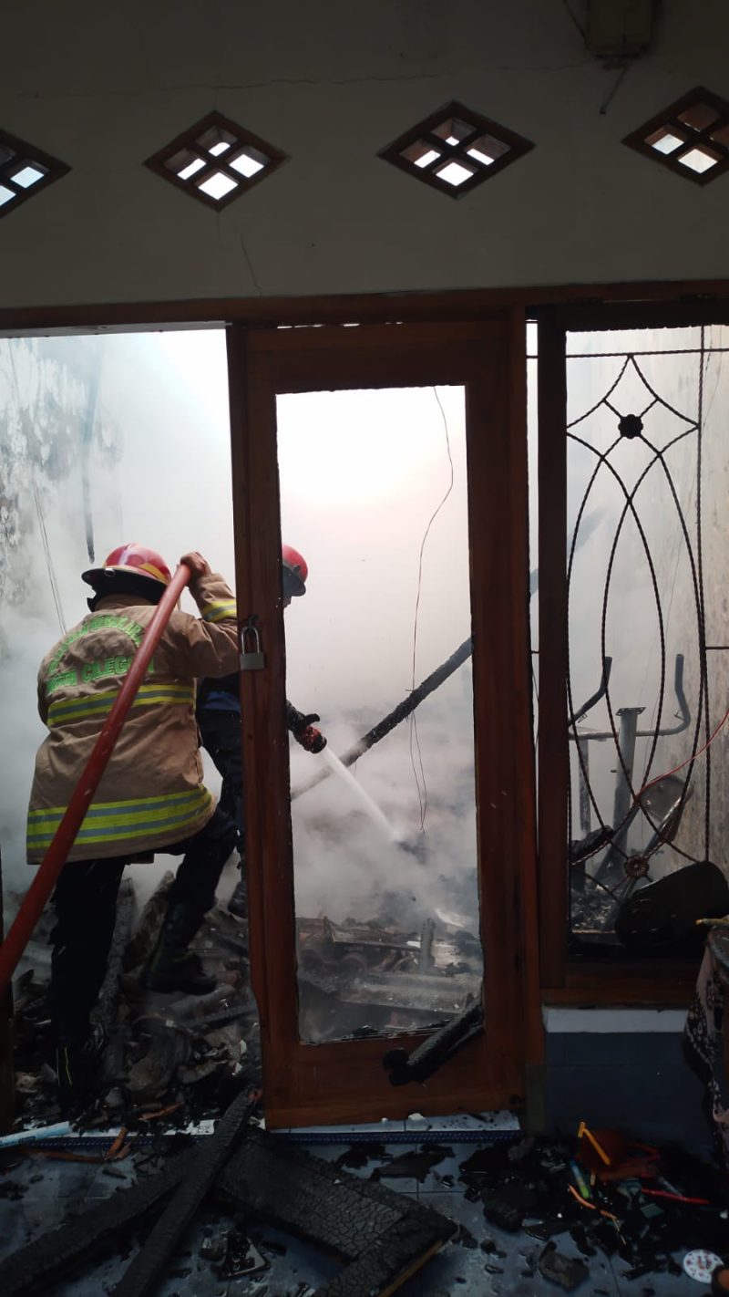 Tim pemadam kebakaran melakukan pemadaman terhadap rumah yang terbakar di Cilegon. Dok Damkar Kota Cilegon 