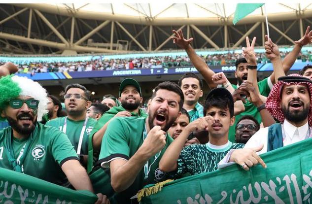 Para supporter merayakan kemangan Arab Saudi atas Argentina. Tangkapan layar akun instagram @goalcomindonesia
