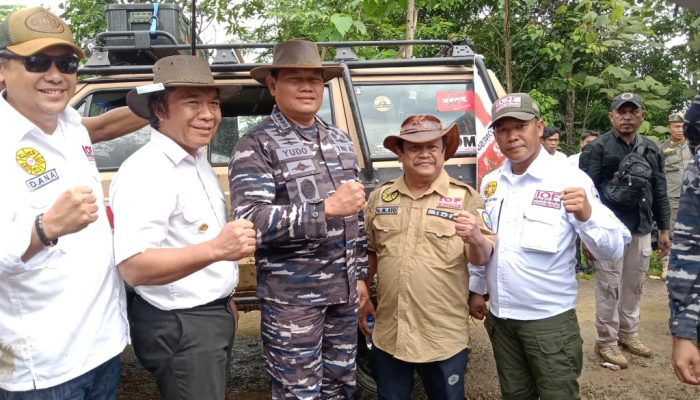 Pencinta Off-Road Banten dan TNI AL Bagikan Sembako ke Daerah Terpencil