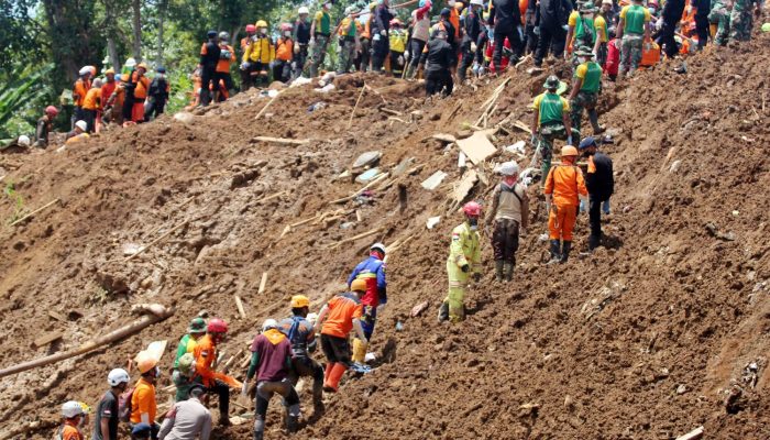 Foto: Hari ke 9 Tim SAR Gabungan Masih Terus Mencari Korban Gempa Cianjur