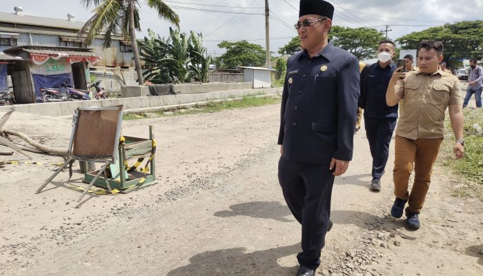Helldy Agustian Tinjau Perbaikan Jalan Rusak di Cilegon. Masyarakat Diminta Sabar