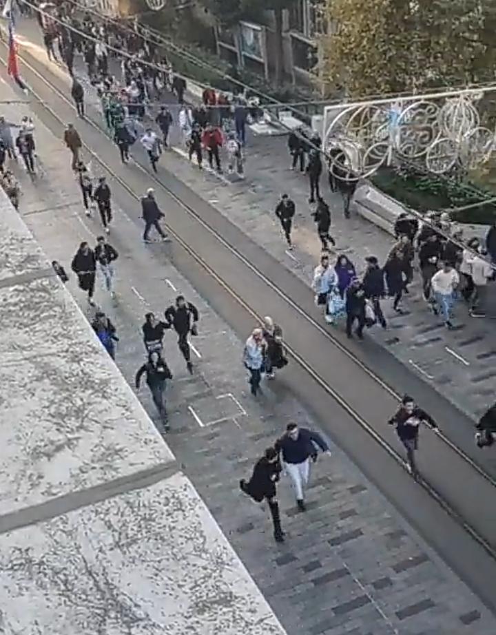 Orang-orang berlarian setelah terjadi ledakan diantara keramaian di Taksim, Istanbul, Turki. Tangkapan layar video yang beredar. twitter @GazaNowNews
