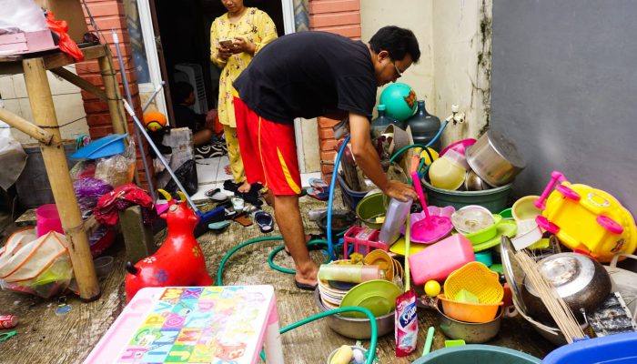 Foto: Banjri Berangsur Surut, Warga Berbenah Rumah