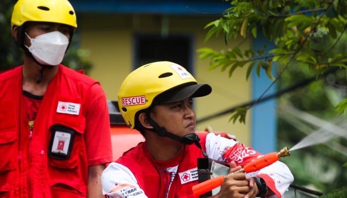 Foto: PMI Semprotkan Cairan Eco Enzim Antisipasi Penyakit Usai Banjir
