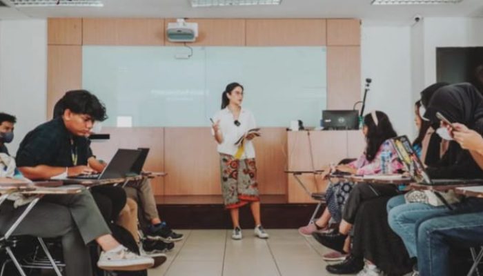 Jadi Dosen di UI, Artis Dian Sastrowardoyo Ngaku Enggak Pelit Nilai