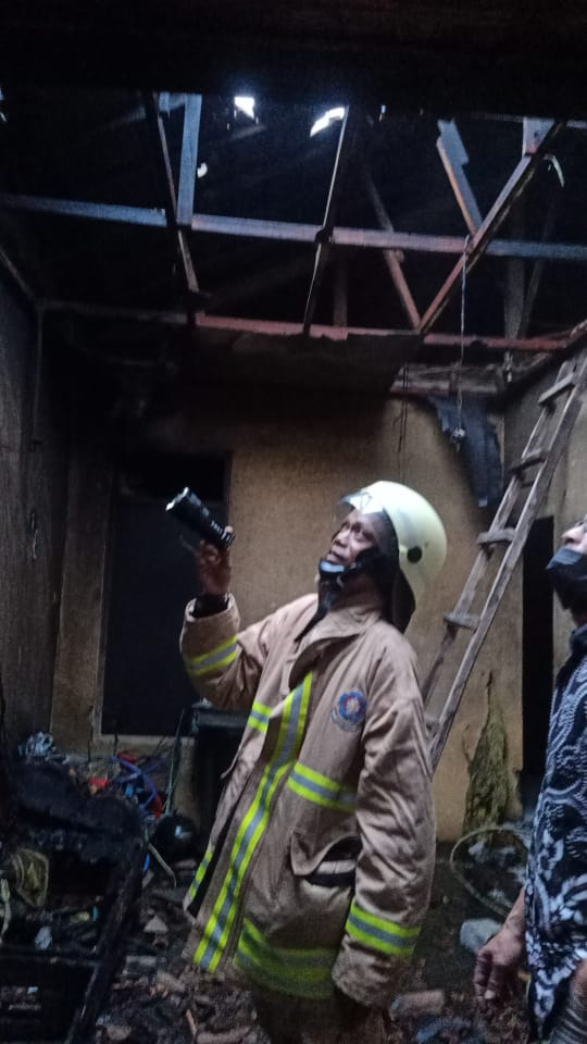 Salah seorang petugas kebakaran tengah usai melakukan pemadaman terhadap rumah yang terbakar di salah satu perumahan di Kota Cilegon. Istimewa