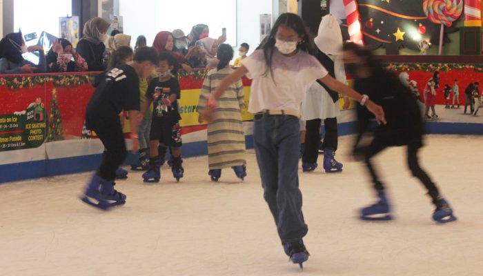 Foto: Christmas On Ice, Keseruan Berseluncur di Atas Es