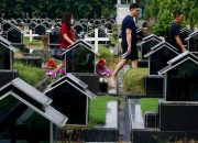 Foto: Umat Katolik Kunjungi TPU Jelang Perayaan Natal