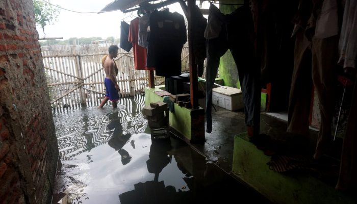 Foto: Air Pasang dan Angin Kencang, Nelayan Sulit Melaut