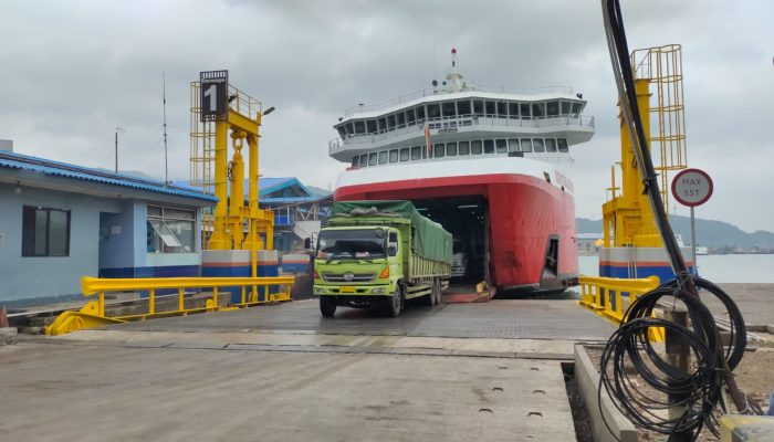 Cuaca Ekstrem Pelabuhan Merak Ditutup Sementara