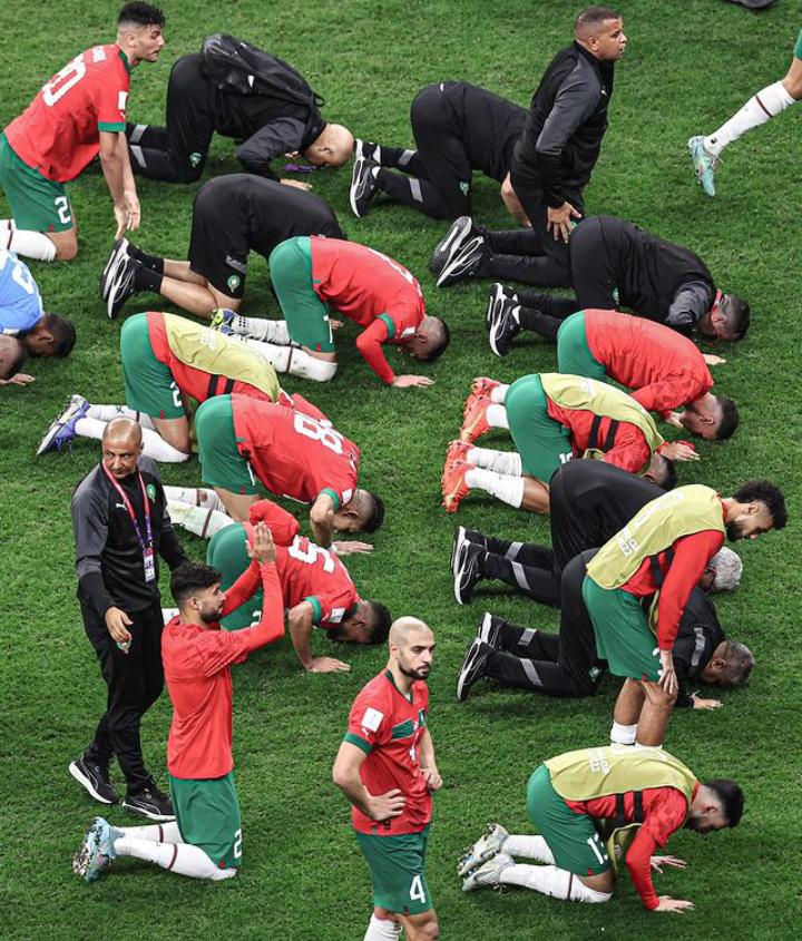 Para pemain Maroko melakukan sujud syukur usai laga melawan Prancis di semifinal Piala Dunia 2022. Tangkapan layar instagram @espnfc