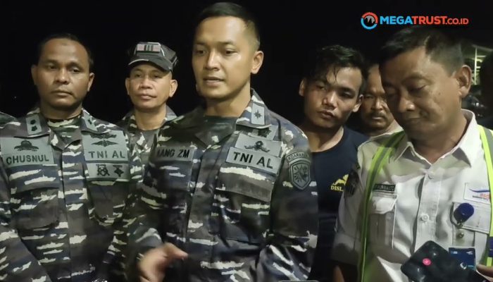 Kondisi Proses Evakuasi Truk yang Nyemplung di Pelabuhan Merak