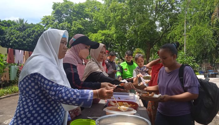 Yayasan Jumat Barokah Sediakan Ratusan Porsi Makan Gratis, Warga: Bersyukur Bisa Kurangin Pengeluaran