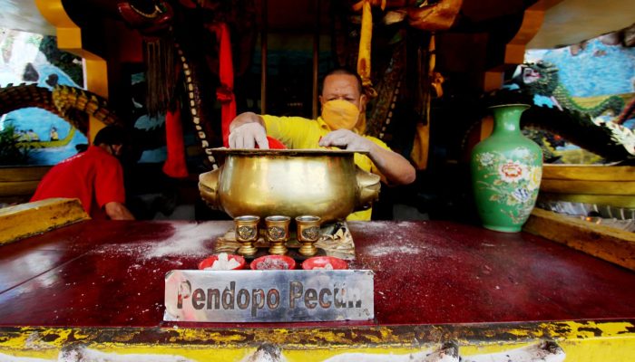 Foto: Ritual Ayak Abu Jelang Tahun Baru Imlek