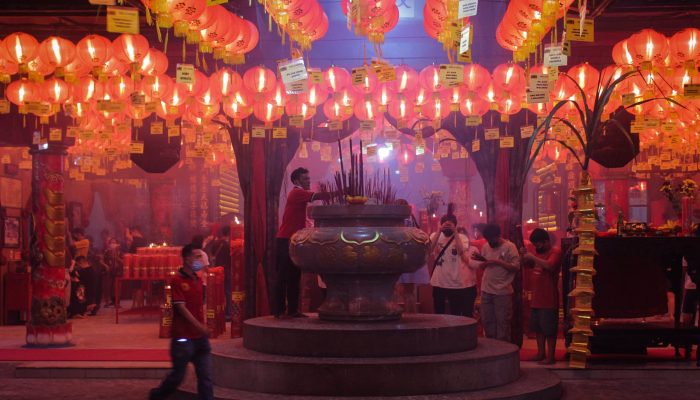 Foto: Ibadah Malam Tahun Baru Imlek di Kota Tangerang