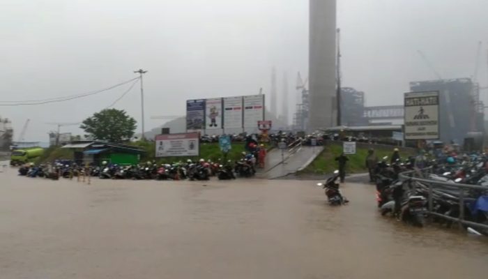 Akses Pintu Masuk Proyek PLTU Unit 9 dan 10 Digenangi Banjir