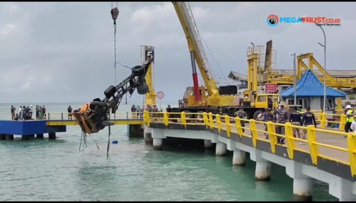 Truk Semen Yang Terjun di Pelabuhan Merak Berhasil Diangkat