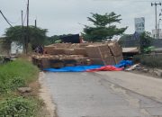 Diduga Mesin Mati Saat Menanjak, Truk Pengangkut Dus Terguling, Begini Kronologi Lengkapnya