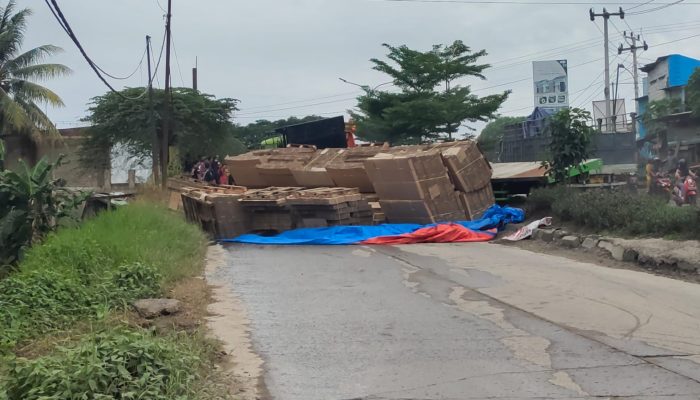 Diduga Mesin Mati Saat Menanjak, Truk Pengangkut Dus Terguling, Begini Kronologi Lengkapnya