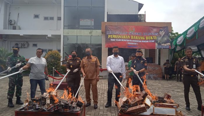 Kejari Cilegon Bakar 2 Juta Batang Rokok Ilegal Senilai Rp2,1 Miliar