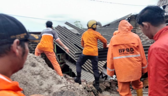 Tidak Hanya Banjir Mengepung Cilegon, Pohon di Merak Tumbang dan Rumah Warga Roboh