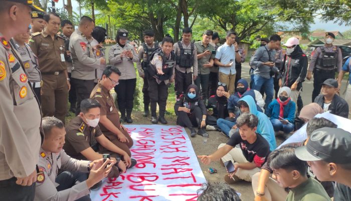Kejari Cilegon Didemo Mahasiswa, Pertanyakan Kasus Dugaan Korupsi Pembangunan Pasar