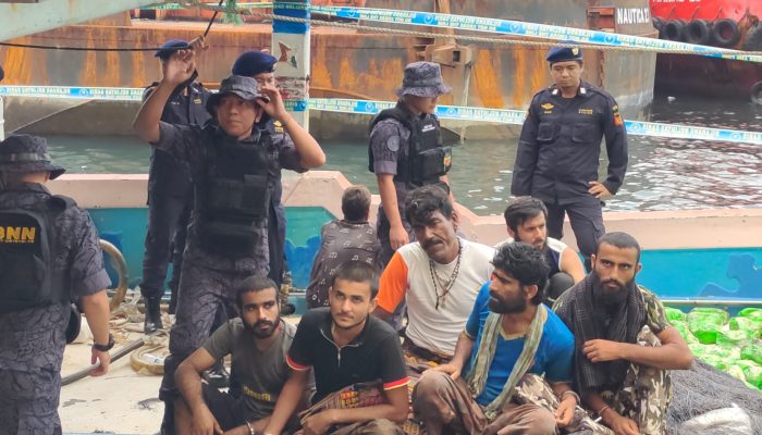Foto: 8 Warga Iran Ditangkap di Tengah Laut Samudera Hindia