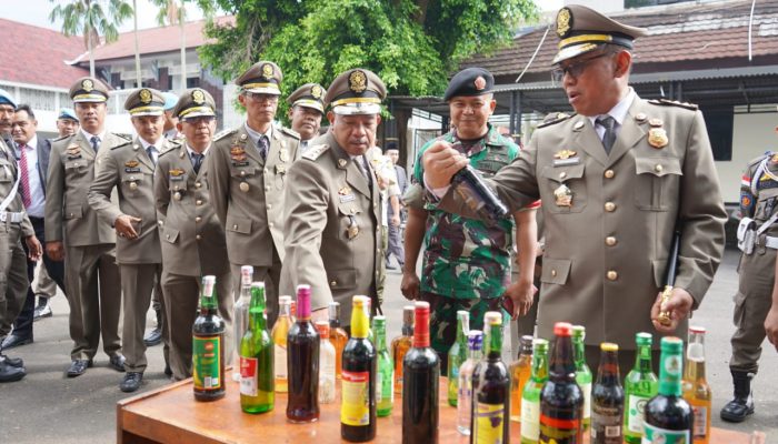 HUT SATPOL PP di Kota Cilegon, Musnahkan 1.557 Botol Miras Dimusnahkan, Hasil Sitaan 2023
