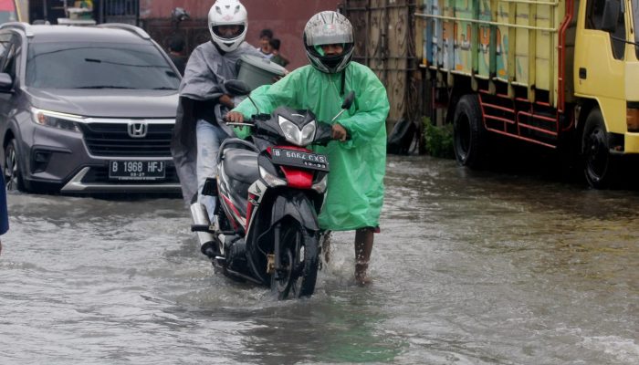 Foto: Banjir Rendam Puluhan Rumah di Kecamatan Benda