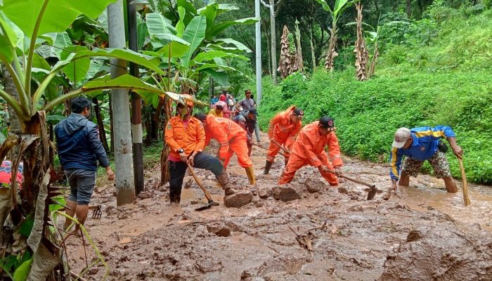 Diguyur Hujan Deras, Dua Titik di Kota Cilegon Longsor