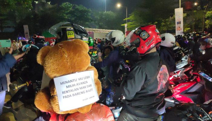 Ayang Dibawa Mobil Avanza Rentalan, Pemudik Motor Dipeluk Boneka Sepanjang Jalan