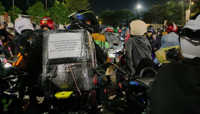 Serba-Serbi Mudik 2023, Pemudik Motor Tempel Tulisan-tulisan Lucu Dibelakang Barang Bawaan