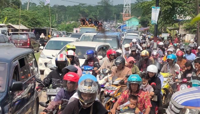 Wisatawan Menyerbu Kawasan Pantai Anyer, Jalur Cinangka-Anyer Padat Polisi Berlakukan Sistem Satu Arah