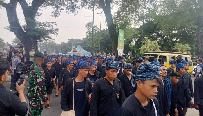 Iring-Iringan Masyarakat Suku Baduy Berjalan Puluhan Kilo Menuju Kota Serang Demi Seba Baduy