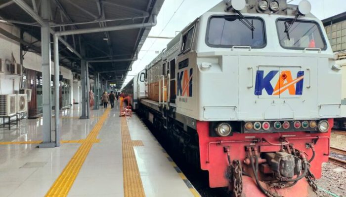 SIAP-SIAP Pemudik yang Naik Kereta ke Merak Hanya Sampai Stasiun Cilegon, ASDP Sediakan Angkot