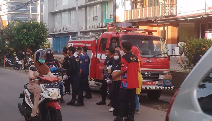 Semarakan Ramadhan, Relawan Damkar Kota Cilegon Berbagi Takjil