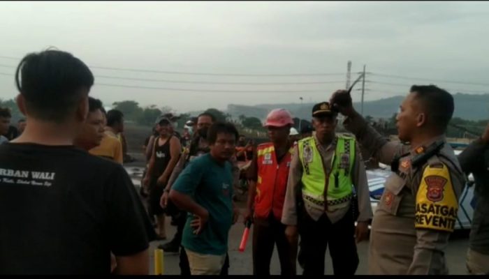 Sopir Truk Blokir Jalan Masuk Pemotor di Pelabuhan Ciwandan, Polisi Melerai