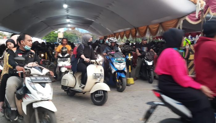 Unik! Cewe Cantik Pake Motor Vespa Mudik Lewat Pelabuhan Ciwandan