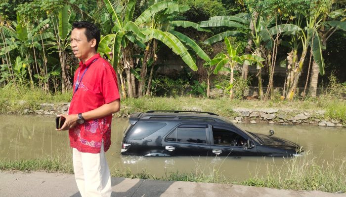Sopir Ngantuk, Fortuner Nyebur ke Saluran Irigasi di Kota Cilegon
