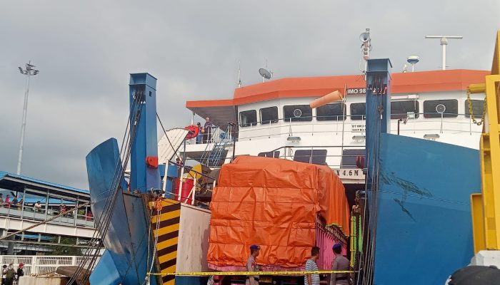 Proses Evakuasi KMP Royce 1 Di Dermaga 3 Reguler Pelabuhan Merak