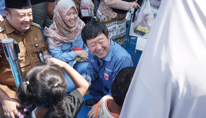 Berbagi Kebahagiaan Bersama Masyarakat Kota Cilegon, Krakatau Posco Bagikan Puluhan Hewan Kurban