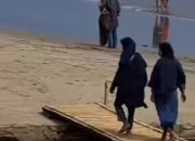 Jebakan Betmen, Wisatawan di Pantai Carita Pandeglang Dikenakan Tarif Usai Lintasi Jembatan Goceng