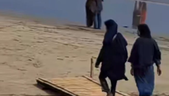 Jebakan Betmen, Wisatawan di Pantai Carita Pandeglang Dikenakan Tarif Usai Lintasi Jembatan Goceng