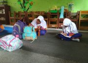 Siswa SD Negeri Pecinan Kota Cilegon Belajar di Lantai, Kekurangan Kursi dan Meja