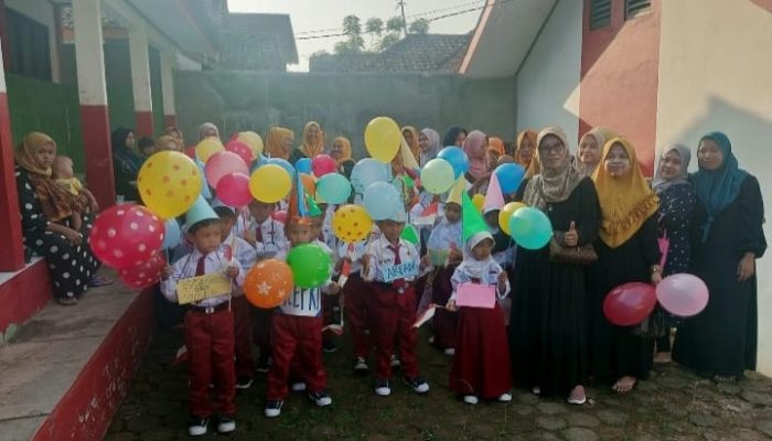 Hari Kedua MPLS SD Negeri di Pandeglang, Orangtua Siswa Antusias Antarkan Anak ke Sekolah