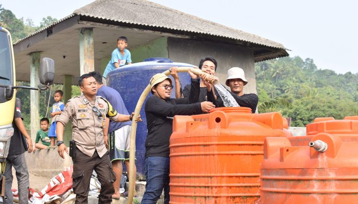 Masyarakat di Wilayah Kecamatan Pulomerak Kota Cilegon Dapat Kiriman Air Bersih dari KNPI dan Ditkrimsus Polda Banten