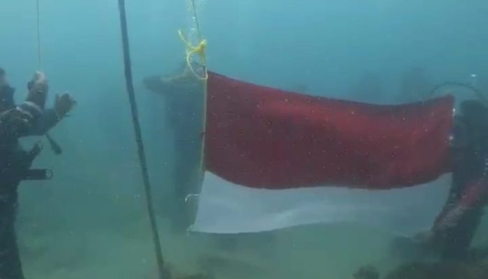 KEREN! POSSI BANTEN Kibarkan Sangsaka Merah Putih di Bawah Laut Selat Sunda