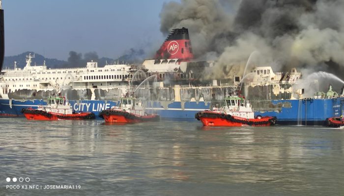 Tidak Tinggal Diam, PT PCM Kerahkan 4 Kapal Tugboat Bantu pemadaman Kapal Terbakar di Indah Kiat